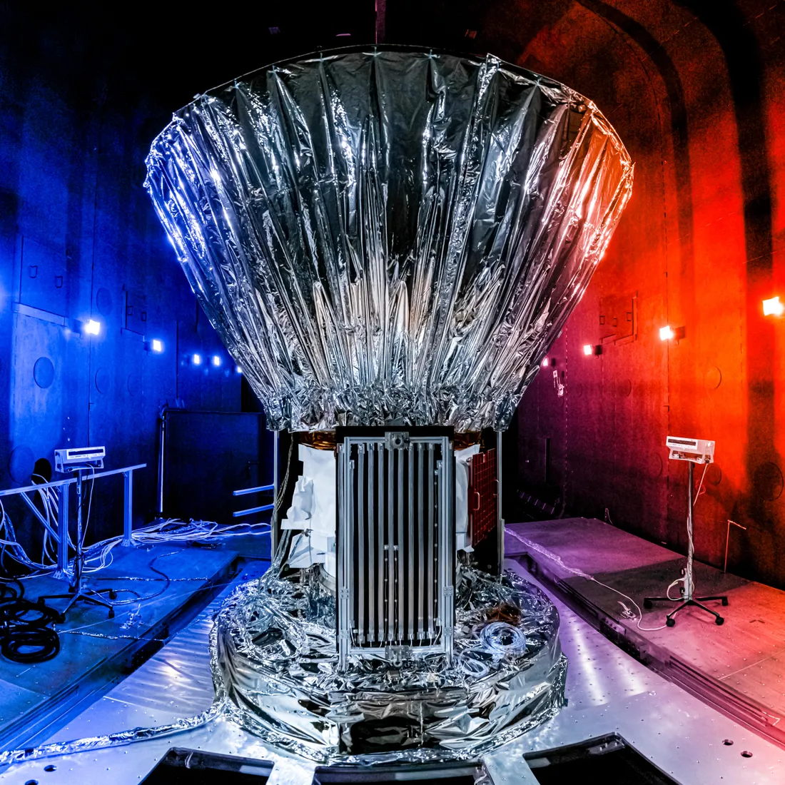 Spacecraft thermal vacuum qualification chamber